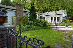 Retro Spacious Cottage - Somewhere in Time