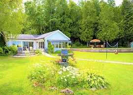Retro Spacious Cottage - Somewhere in Time
