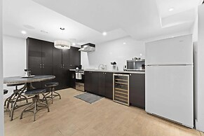 Specious Fully Private Studio apt With Laundry