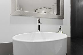 Specious Fully Private Studio apt With Laundry