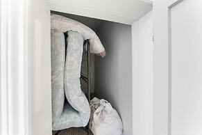 Private Studio Apartment in Burlington - U5