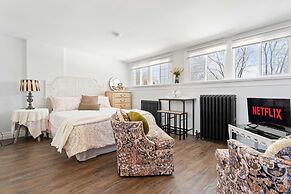 Private Studio Apartment in Burlington - U5