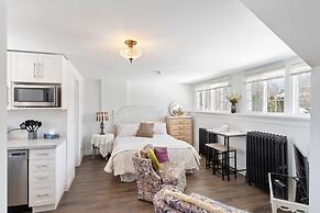 Private Studio Apartment in Burlington - U5