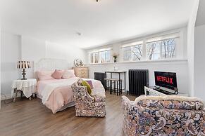 Private Studio Apartment in Burlington - U5