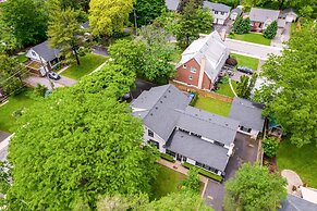 Private Studio Apartment in Burlington - U5