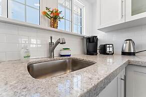 Private Studio Apartment in Burlington - U5