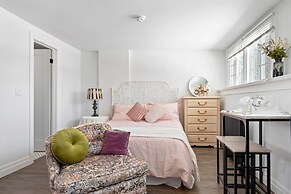 Private Studio Apartment in Burlington - U5