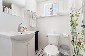 Private Studio Apartment in Burlington - U5