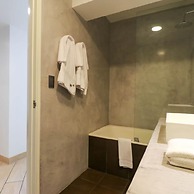 w Upscale 2BR Near Larcomar Miraflores