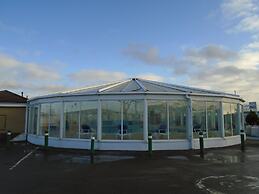 Caravan - Sleeps 8 - Decking - Pets Ok - Parking