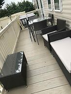 Caravan - Sleeps 8 - Decking - Pets Ok - Parking