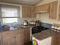 Caravan - Sleeps 8 - Decking - Pets Ok - Parking