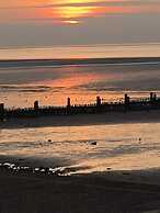 Caravan - Sleeps 8 - Decking - Pets Ok - Parking