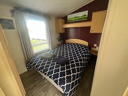 Caravan - Sleeps 8 - Decking - Pets Ok - Parking