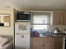 Caravan - Sleeps 8 - Decking - Pets Ok - Parking