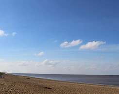 Caravan - Sleeps 8 - Decking - Pets Ok - Parking