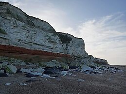 Caravan - Sleeps 8 - Decking - Pets Ok - Parking