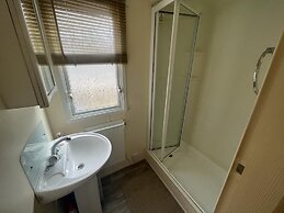 Caravan - Sleeps 8 - Decking - Pets Ok - Parking