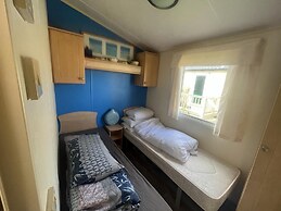 Caravan - Sleeps 8 - Decking - Pets Ok - Parking