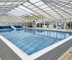Caravan - Sleeps 8 - Decking - Pets Ok - Parking