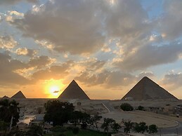 Malak pyramids inn