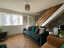 Cozy Bedford Home With 3 Bedrooms
