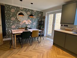Cozy Bedford Home With 3 Bedrooms