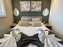 Cozy Bedford Home With 3 Bedrooms