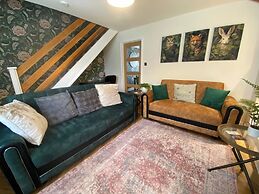 Cozy Bedford Home With 3 Bedrooms