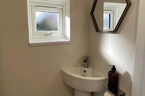 Cozy Bedford Home With 3 Bedrooms