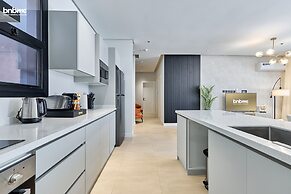 bnbmehomes -2BR with Cinema Room- R42B4