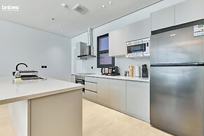 bnbmehomes -2BR with Cinema Room- R42B4