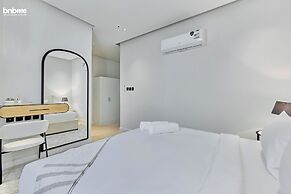 bnbmehomes -2BR with Cinema Room- R42B4