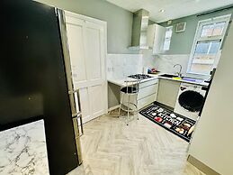 4 Bedrooms Full House Stourbridge Birmingham