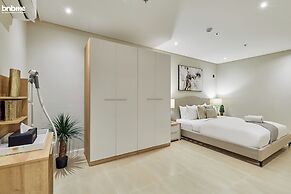 bnbmehomes-3BR Apt with Pvt Balcony-B1