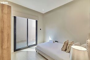 bnbmehomes-3BR Apt with Pvt Balcony-B1