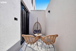 bnbmehomes-3BR Apt with Pvt Balcony-B1