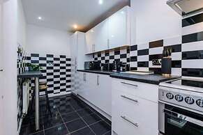 Spacious 4-Bed House Manchester