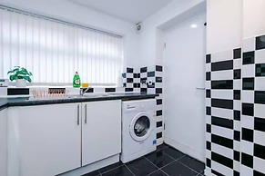 Spacious 4-Bed House Manchester