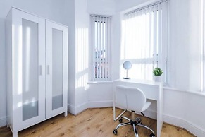 Spacious 4-Bed House Manchester