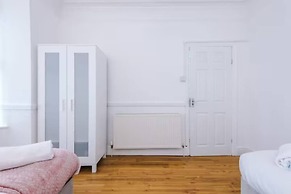 Spacious 4-Bed House Manchester