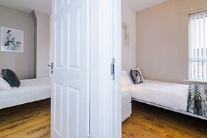 Spacious 4-Bed House Manchester