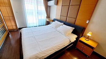 5C - 2 Bedroom Downtown Apartment With Shared Pool