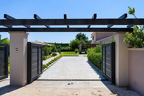 Villa Black White Dassia