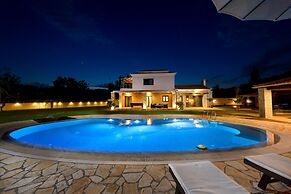 Villa Black White Dassia