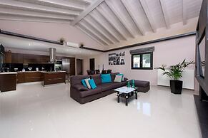 Villa Black White Dassia