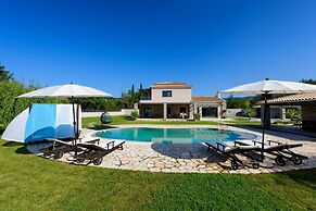 Villa Black White Dassia