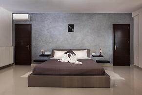 Villa Black White Dassia