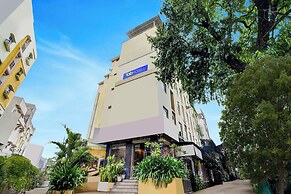 Fabhotel Arastu Plaza