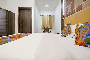 Ratna Palace